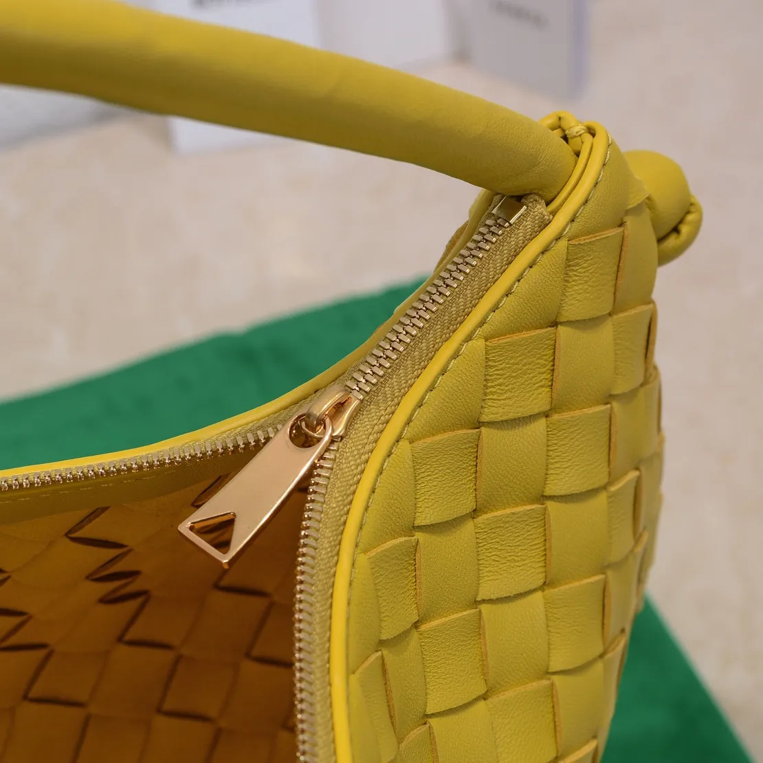 Batch 1260 BV has released a new product. TURN # Recommended new popular style is still the classic woven logo that we can recognize at a glance. It is really a unique style that is familiar and unfamiliar! Made of sheepskin woven with beautiful gold beads on the shoulder straps for free adjustment. When in use, you can switch between the shoulder and handle bag at will. It has a concave and convex shape anytime and anywhere. It is a practical king with a unique personality. With the right color combination, it can be sweet or salty. It is full of style. Summer catwalk style is beautiful. Pull it out quickly. Size: 40*3*24, model: 6699-3#
